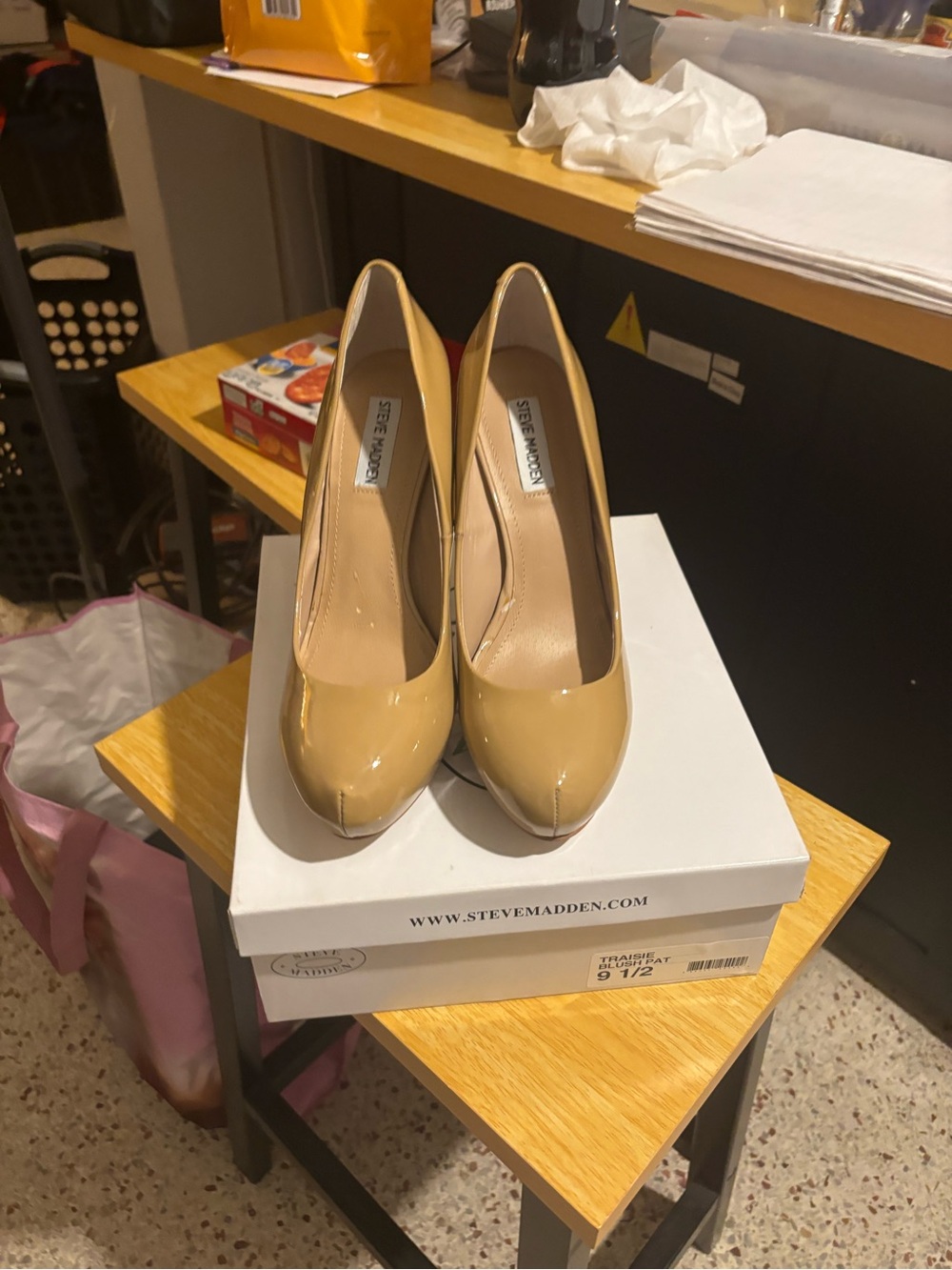 Nib Steve Madden Beige Patent Round-Toe Pumps
